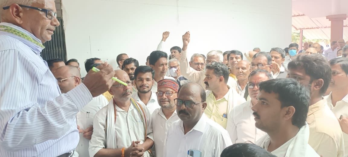 Angry advocates created ruckus due to non-disclosure of loot, submitted memorandum