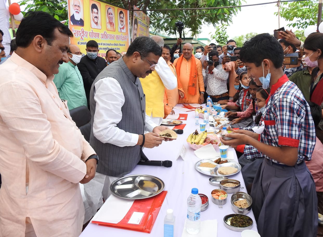 central minister shared tiffin of students