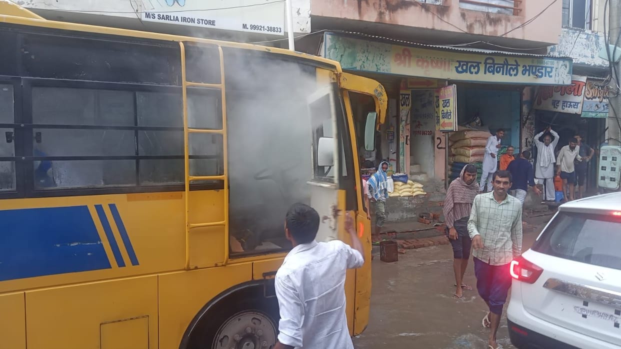fire in school bus, 36 student safe due to alertness