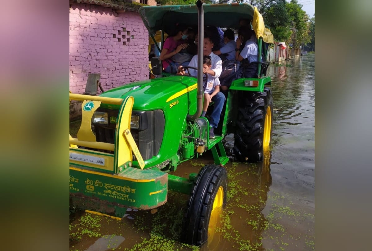 people going Office and school by tractor due to waterlogging in Gorakhpur district
