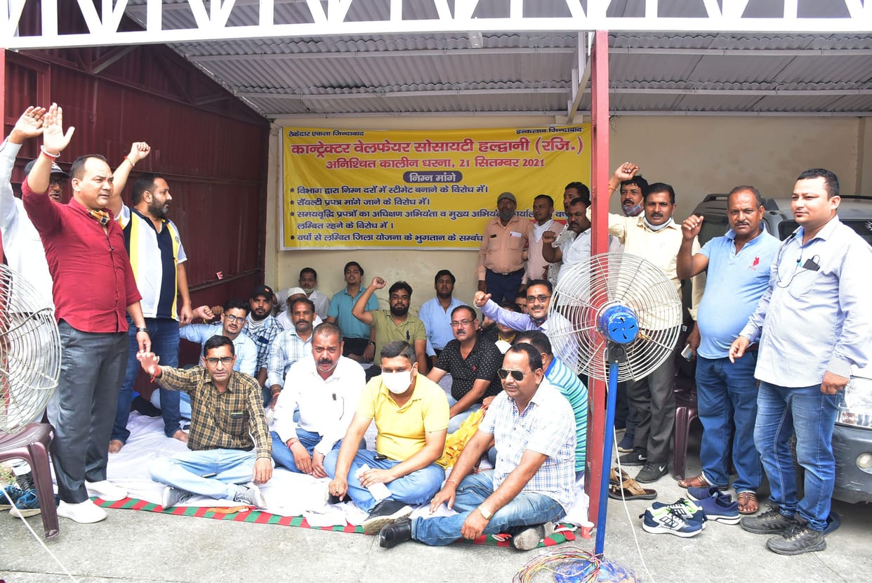 PWD contractors picket in EE office