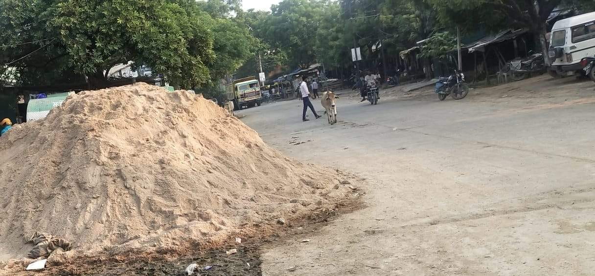 sand gathering road side, accident threat