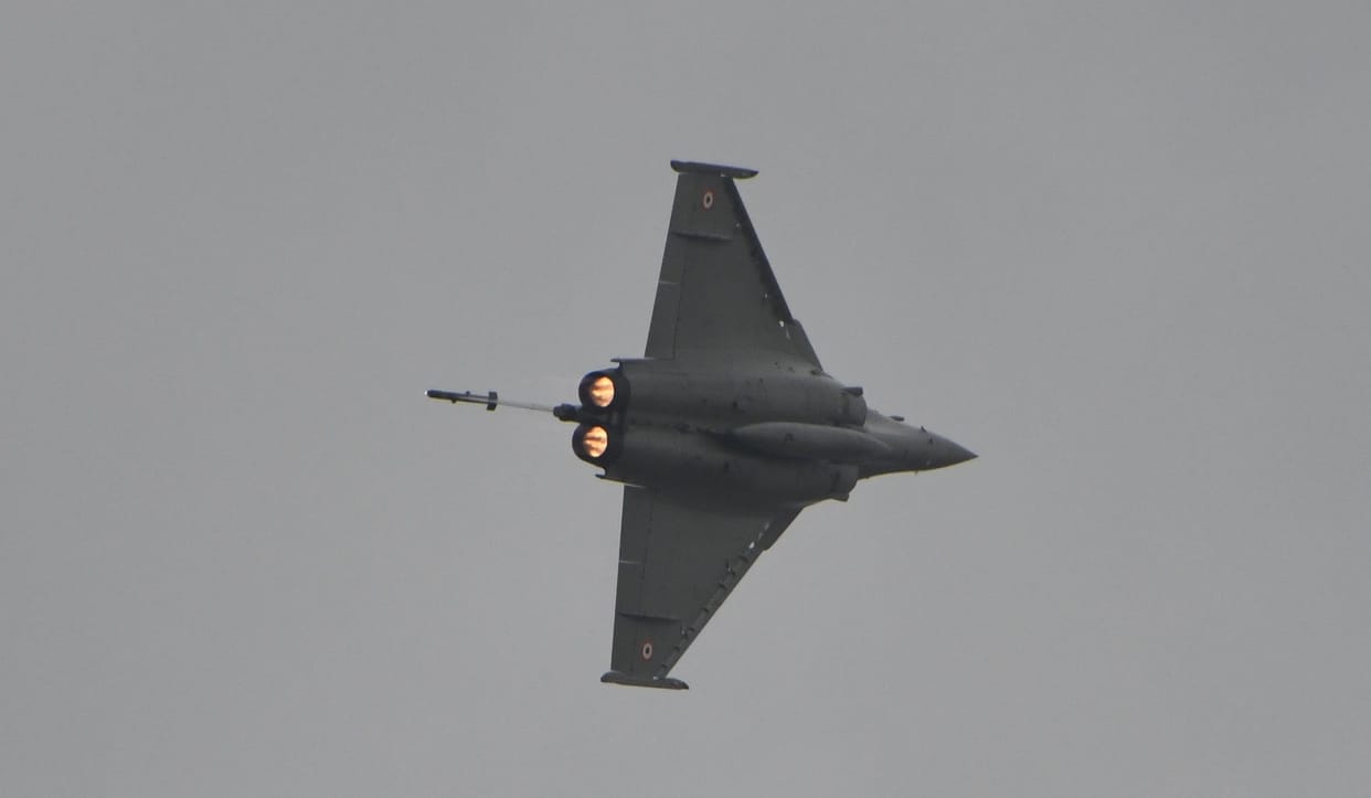 The roar of Rafale.. The spectators were thrilled to see the feat of Chinook