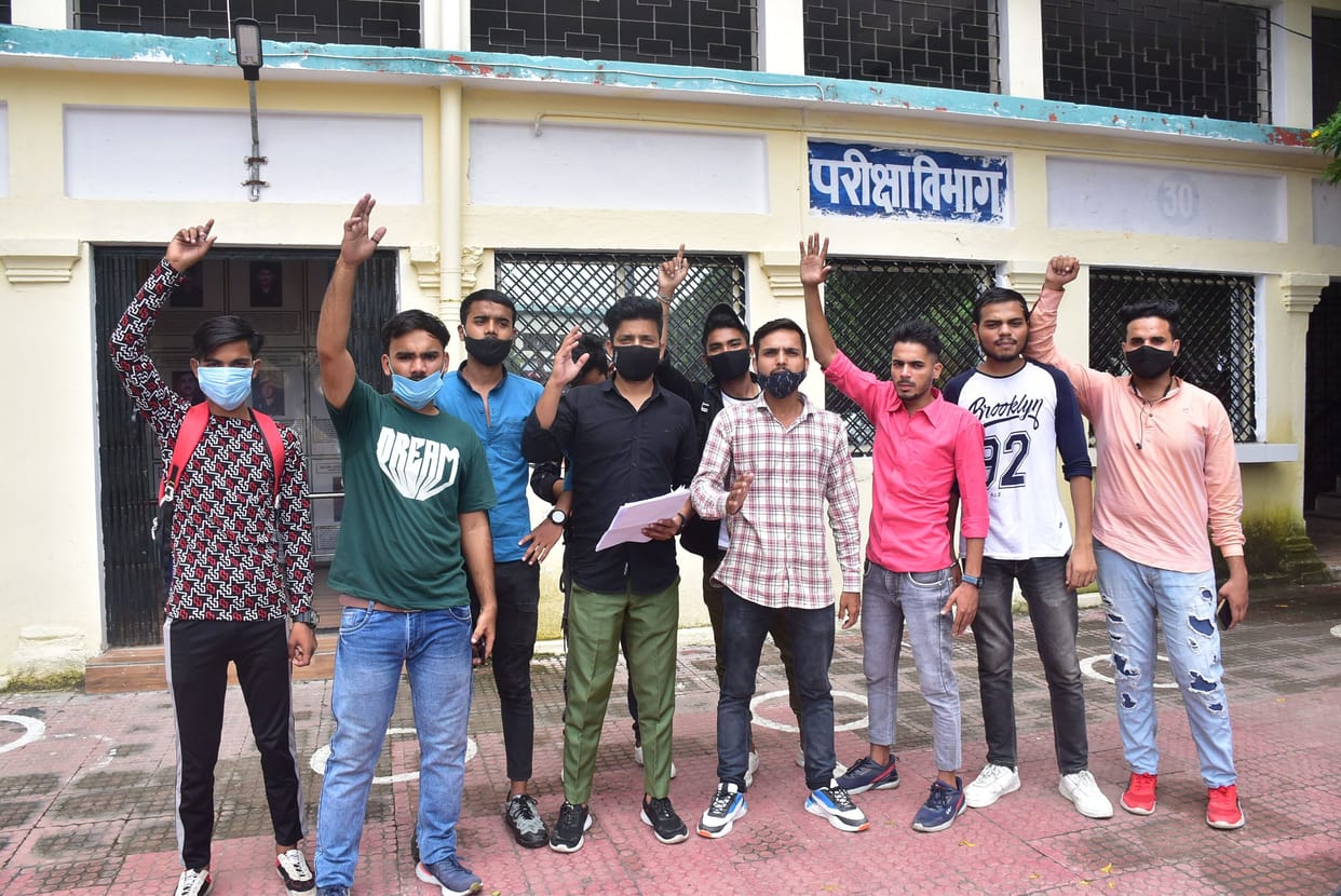 Students adamant on the demand of giving admission without certificate