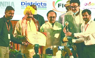Bareilly's two entrepreneurs got the Best Exporter Award
