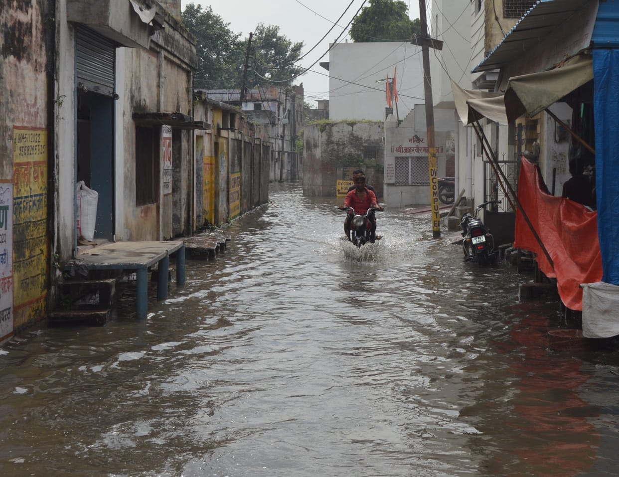 Hathras: It rained in the afternoon, clouds covered till evening
