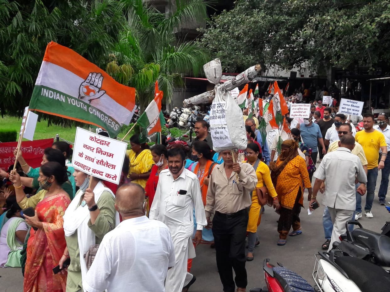Congress workers burnt the effigy of the government