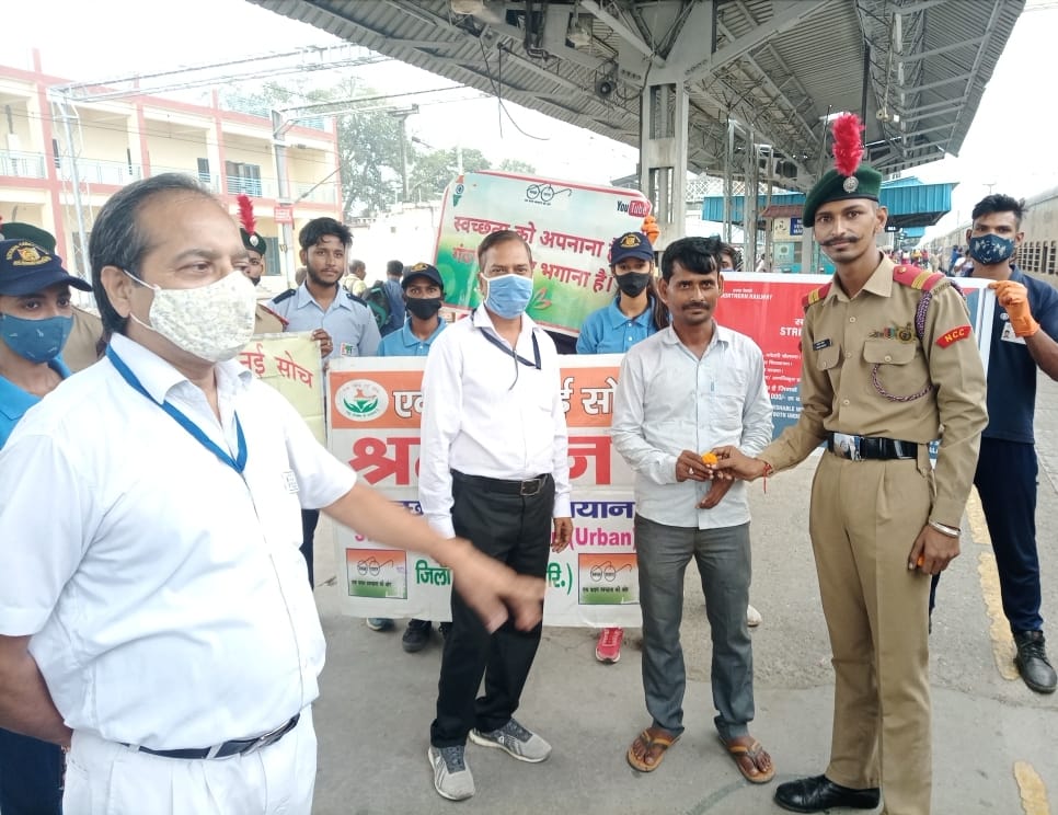 Made aware about cleanliness by giving flowers to railway passengers, Yamunanagar