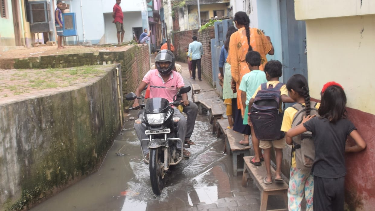 The situation in Farashtola locality is hellish, the municipality forgot to start the pump set