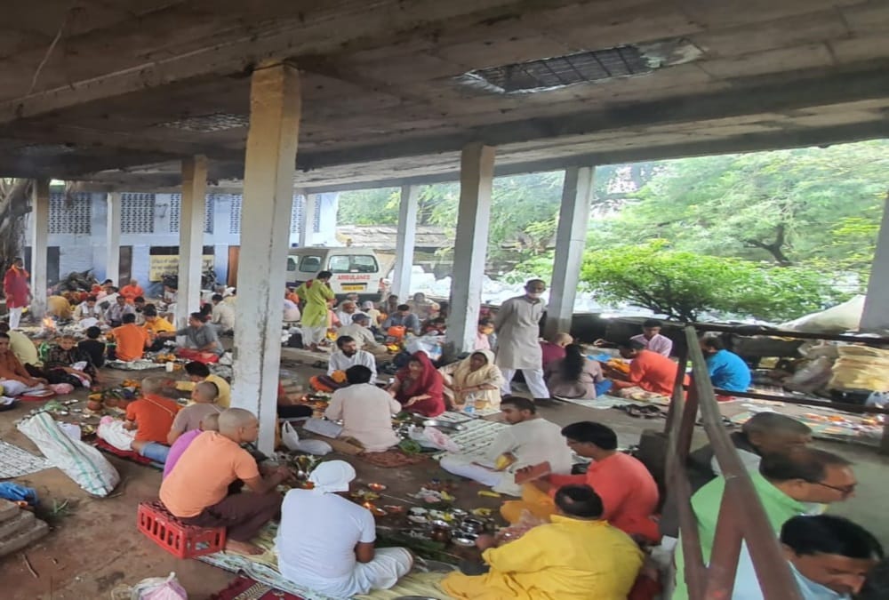 Pitru Paksha 2021: Devotees Crowd for Shradh In Narayan Shila Haridwar Photos