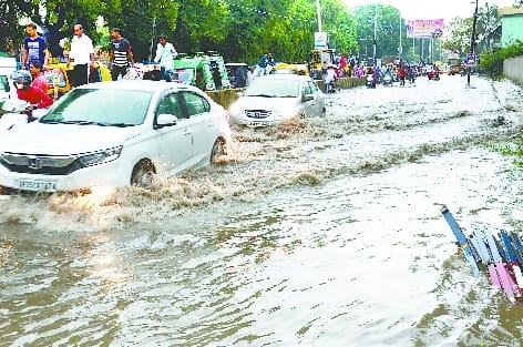 Bareilly: Roads submerged in water and power failure