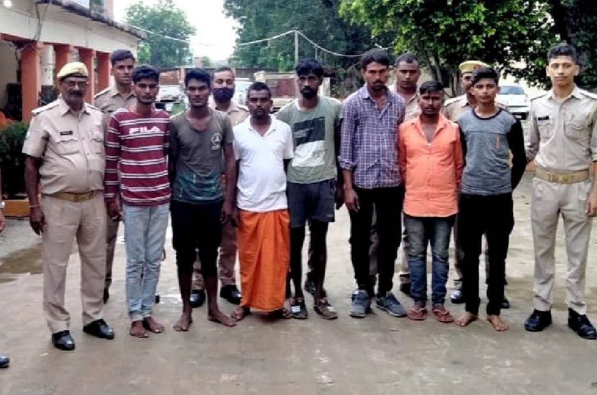 Mirzapur double murder case: case filed against 21 named and many unknowns peole seven arrested murderer killed by mob while running after killing shopkeeper