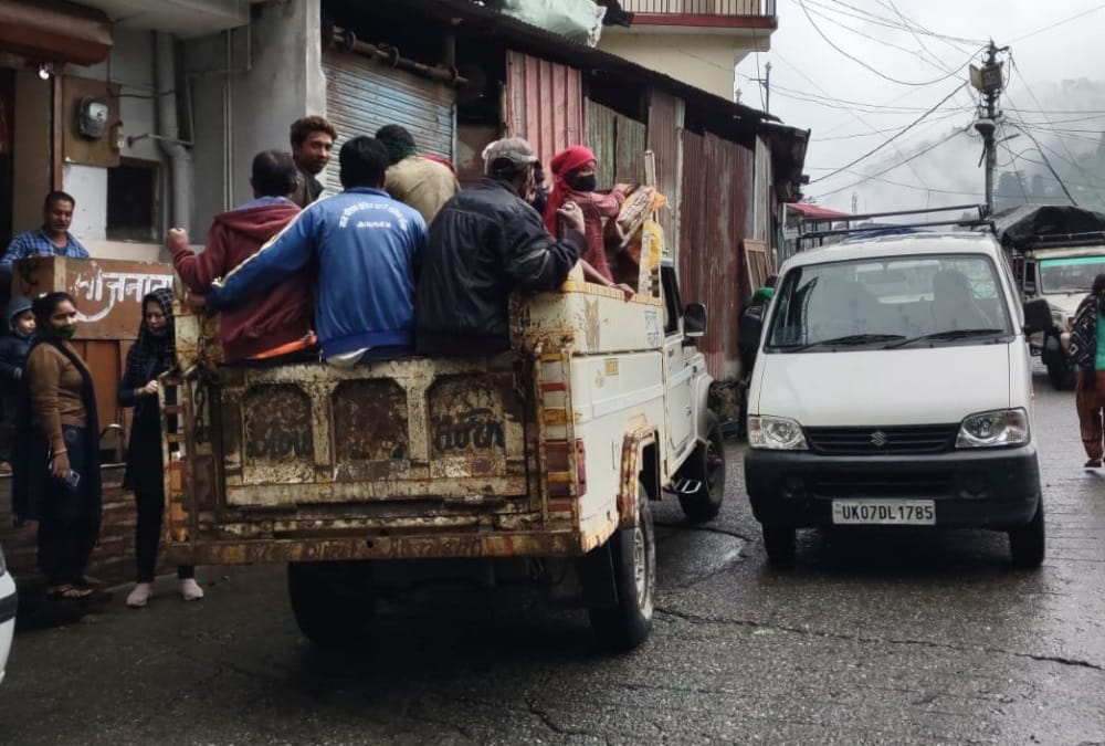 Uttarakhand News: Tourist Huge Rush in Mussoorie and Landslide in many Places Photos