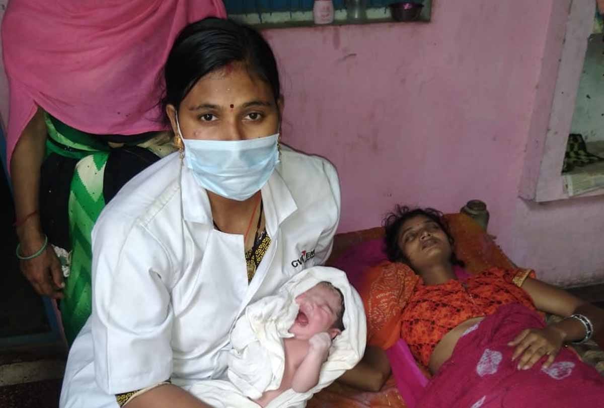 Kanpur: EMT of 102 ambulance made safe delivery at home