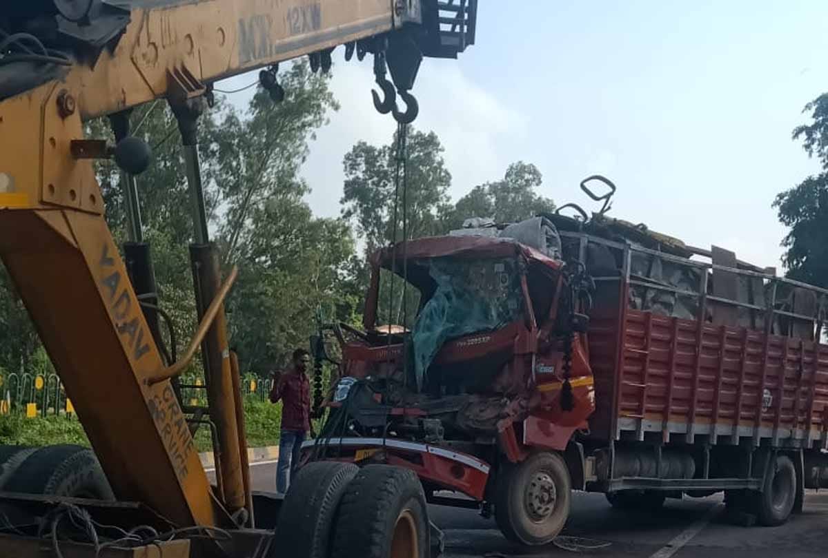 Unnao: DCM collide truck from behind, driver cleaner injured
