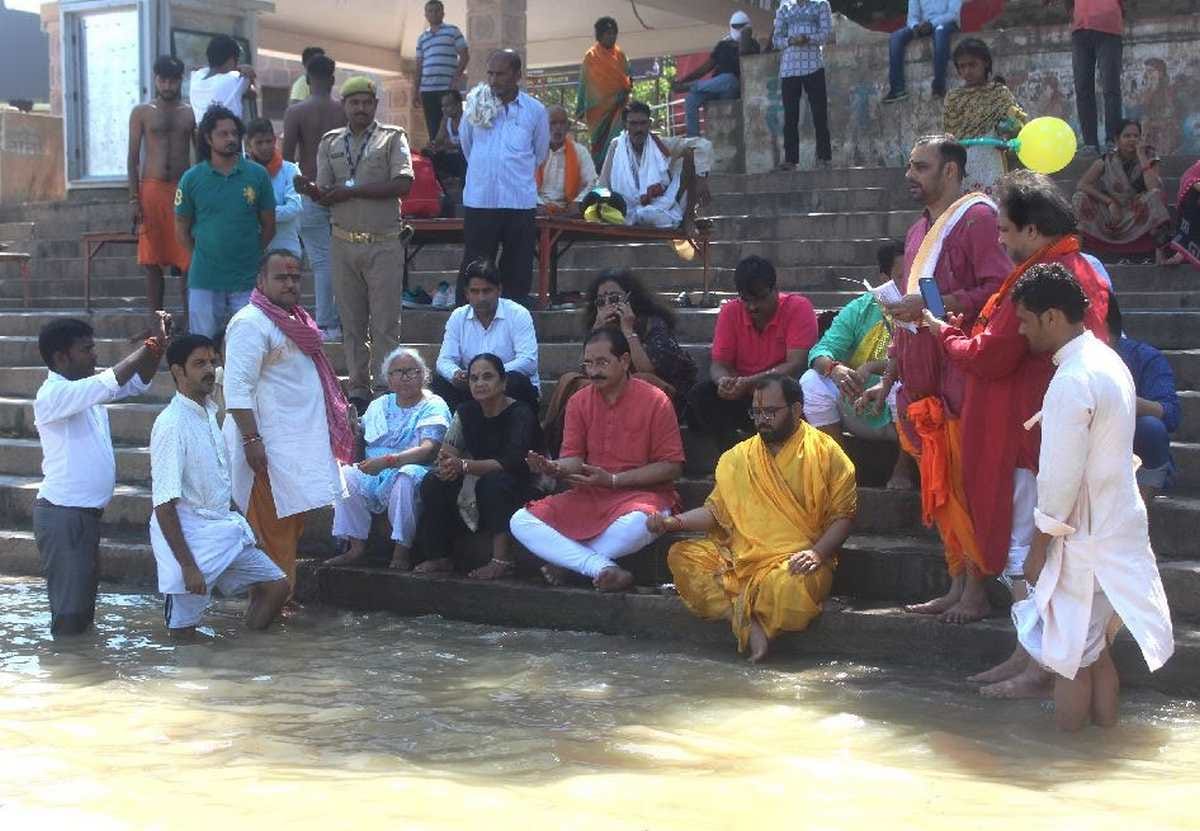 PM Modi brother Pankaj Modi offered tarpan to his ancestors on Pitru Paksha second day in Varanasi