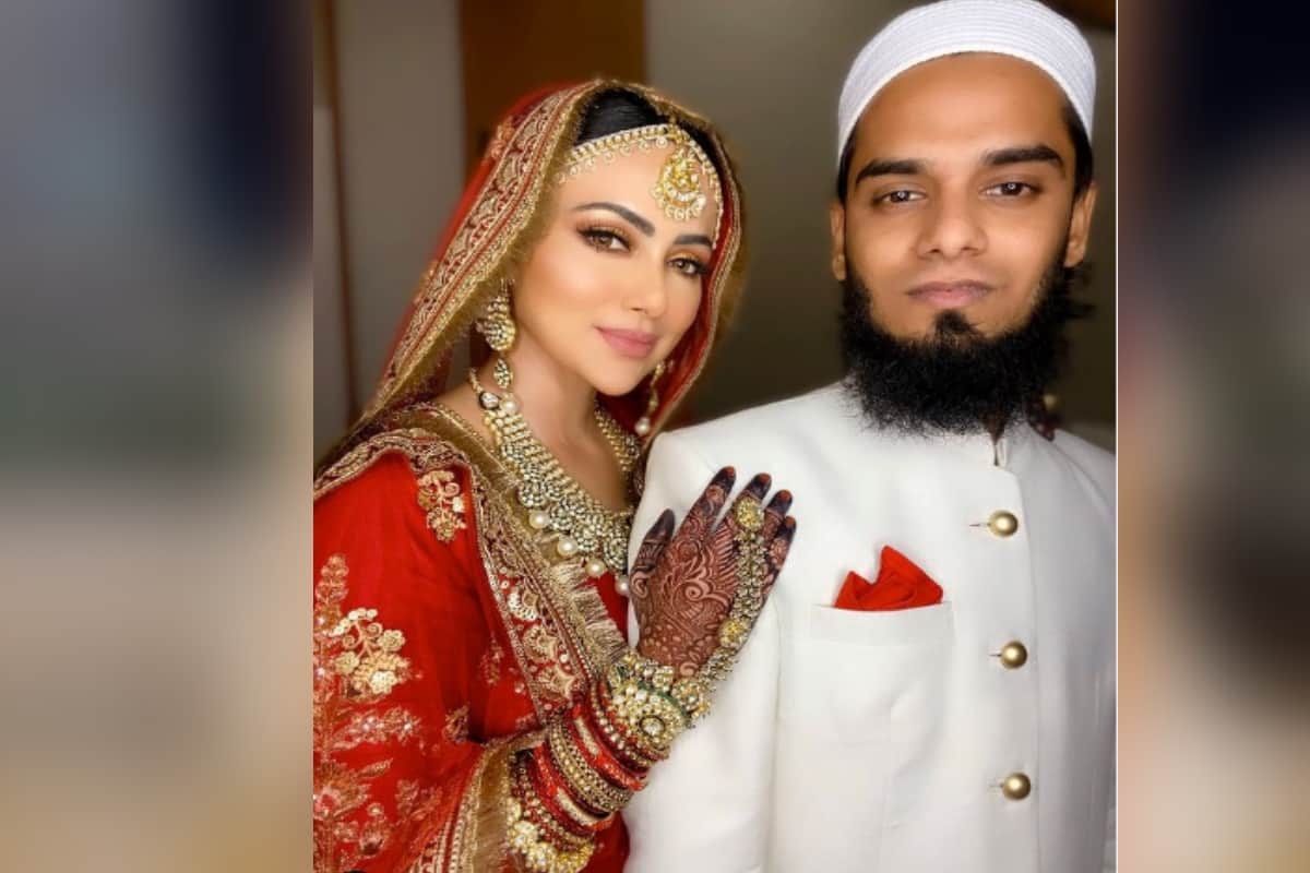 Sana Khan Revealed in a video Why she left Film industry