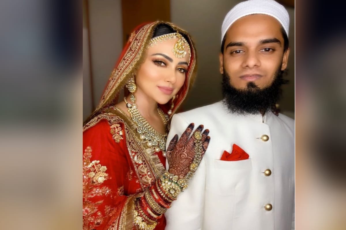 Sana Khan got trolled for sharing pictures of Haj netizens said she is using religious place for publicity