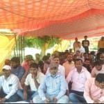 अभियंता कार्यालय पर धरना पर बैठे राज्य विद्युत परिषद जूनियर इंजिनियर संगठन के लोग।