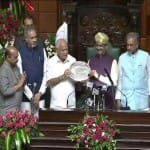 येदियुरप्पा को सम्मानित करते लोस स्पीकर ओम बिड़ला, विस स्पीकर हेगड़े व अन्य