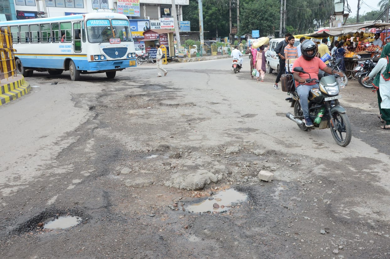 Investigation: Fear of accidents in potholes, questions raised on the quality of newly constructed road