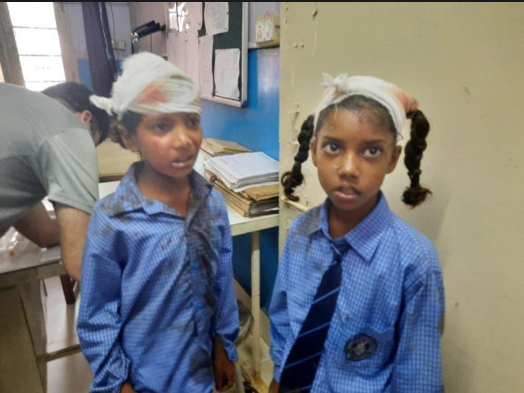 25 students of class 3rd, teacher and three laborers injured after the roof of the scholl room collapased