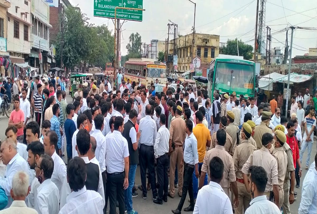 Angry advocates jammed due to not register report pradhan supporters fired on lawyer