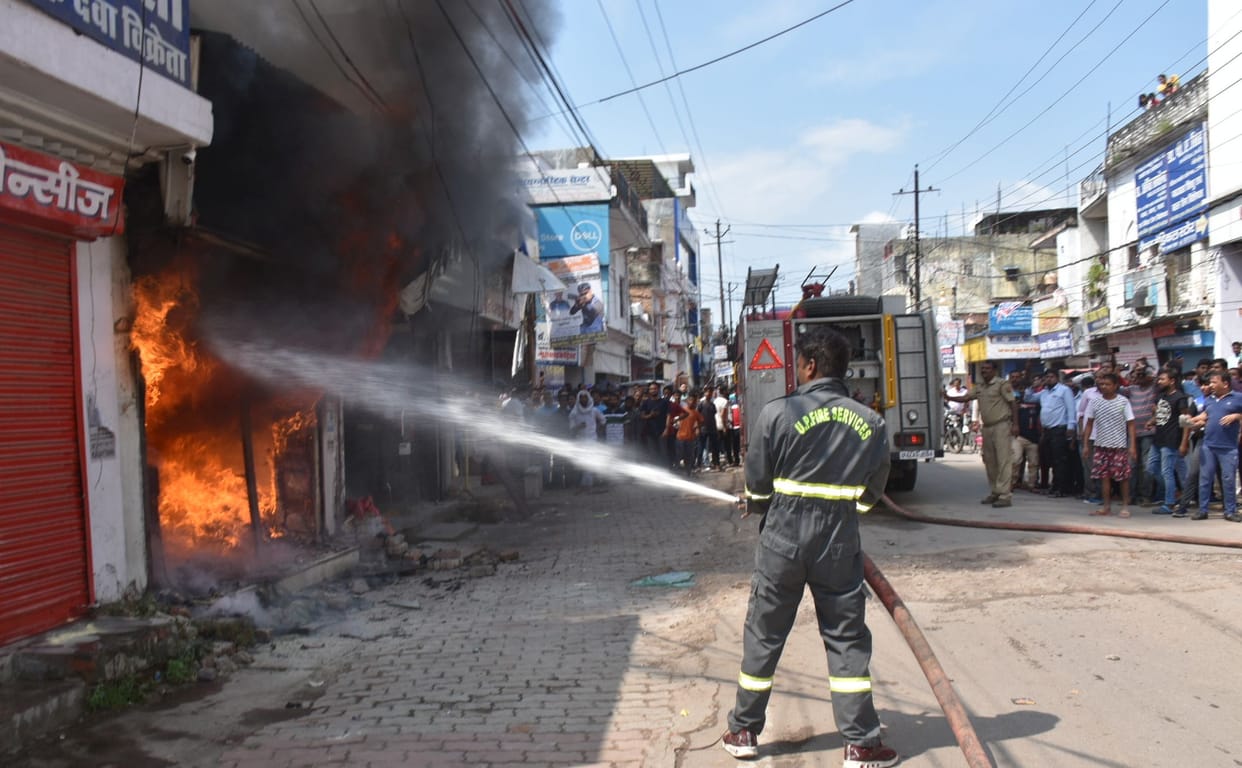 Fire in two shops in the middle of the city, chaos ensued