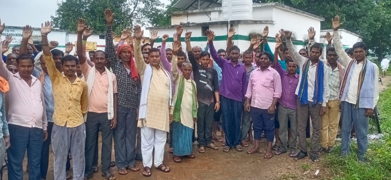 Children did not get food grains, parents demonstrated