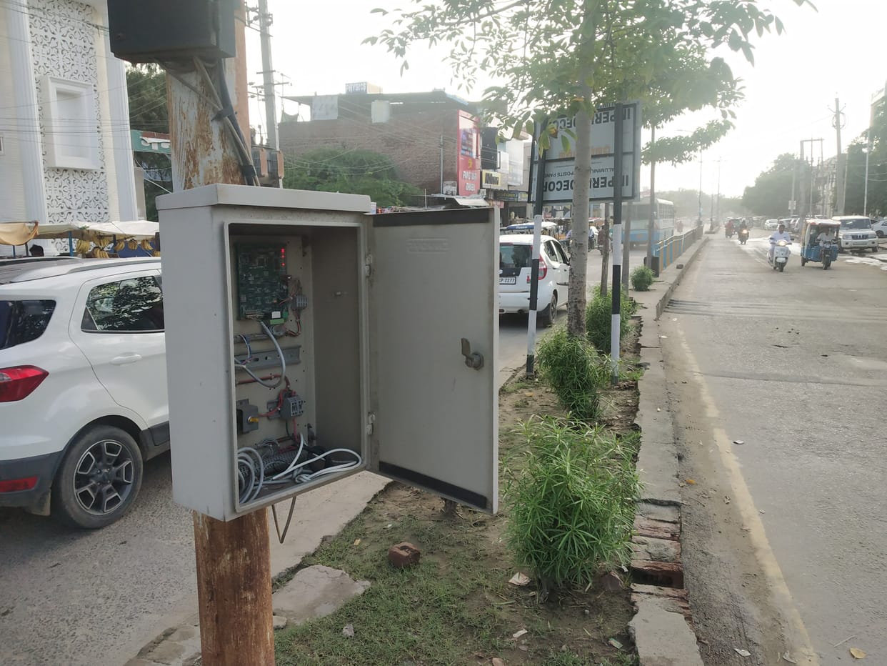 Rainy season, the power boxes of street lights on the divider open, pedestrians can be victims of accidents at any time