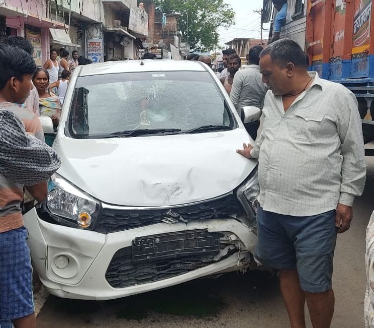 disbalanced car pushed 5 persons