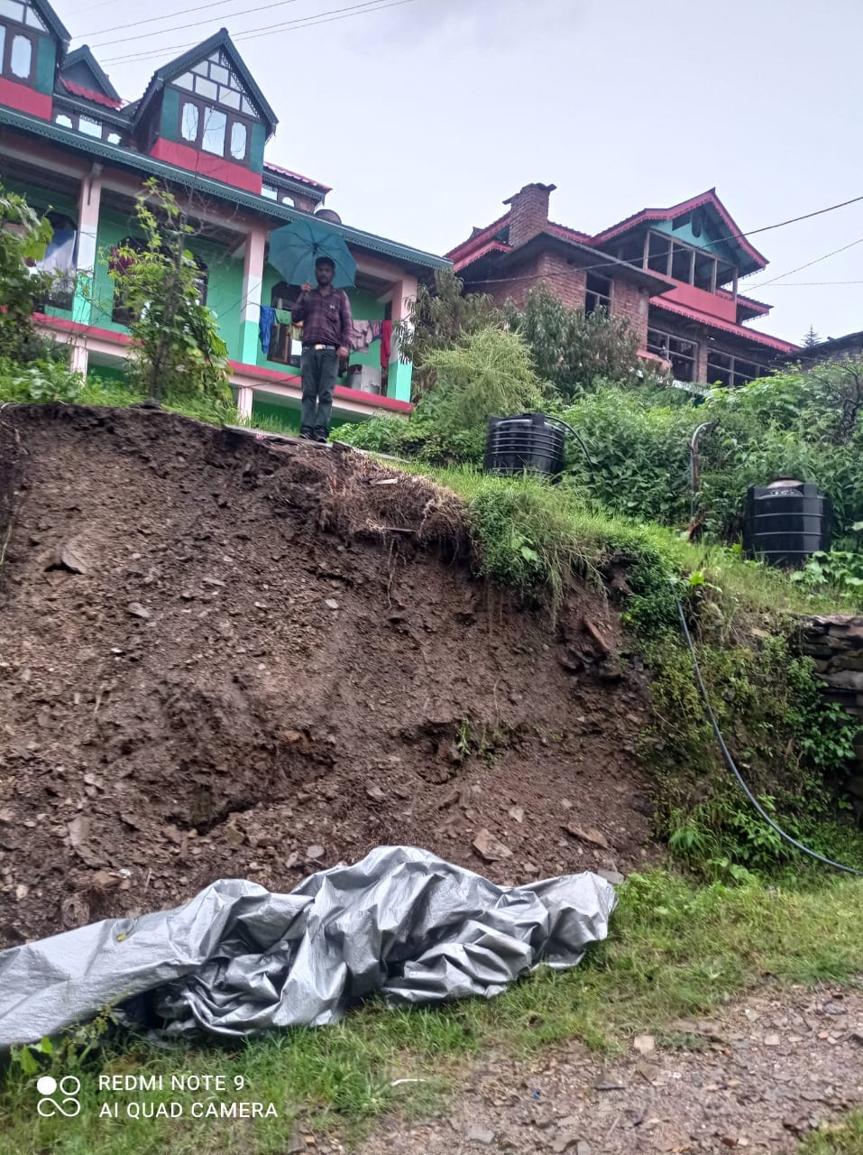 A big rock fell in the middle of the road in Chaukar