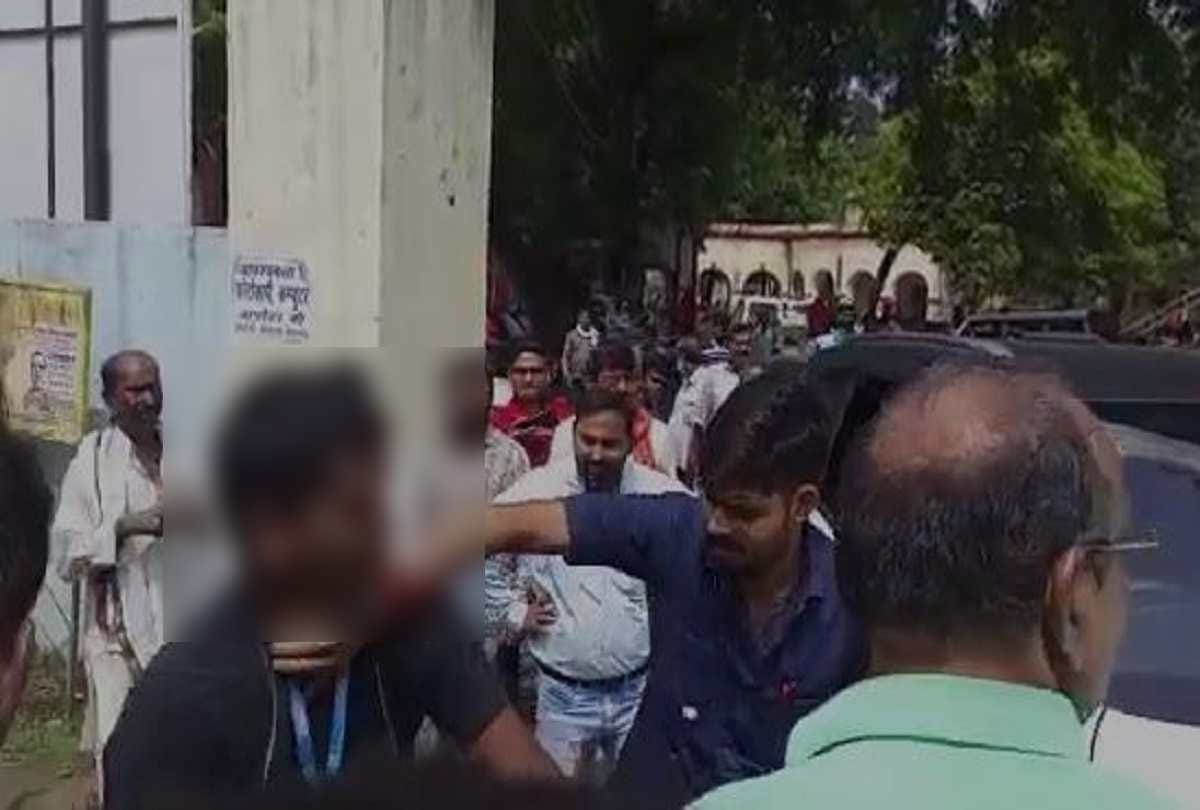 samajwadi party leader gunner slapped  bike rider in mirzapur Collectorate office they ran away from spot when crowd gathered