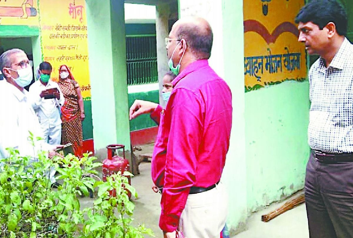 headmistress suspended and cooks sacked for caste discrimination against SC students in school in Mainpuri