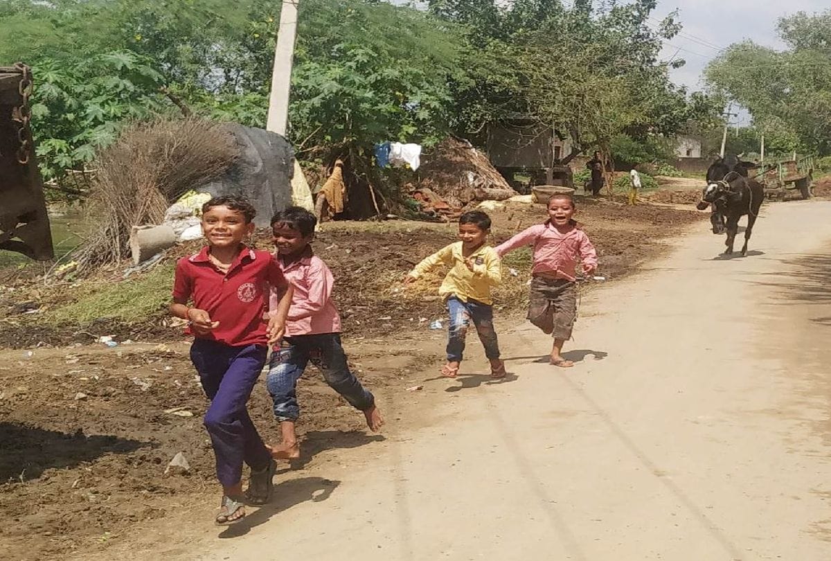 The Bull Ran Children Who Came Out To Drink Water And Meal In lunch Time