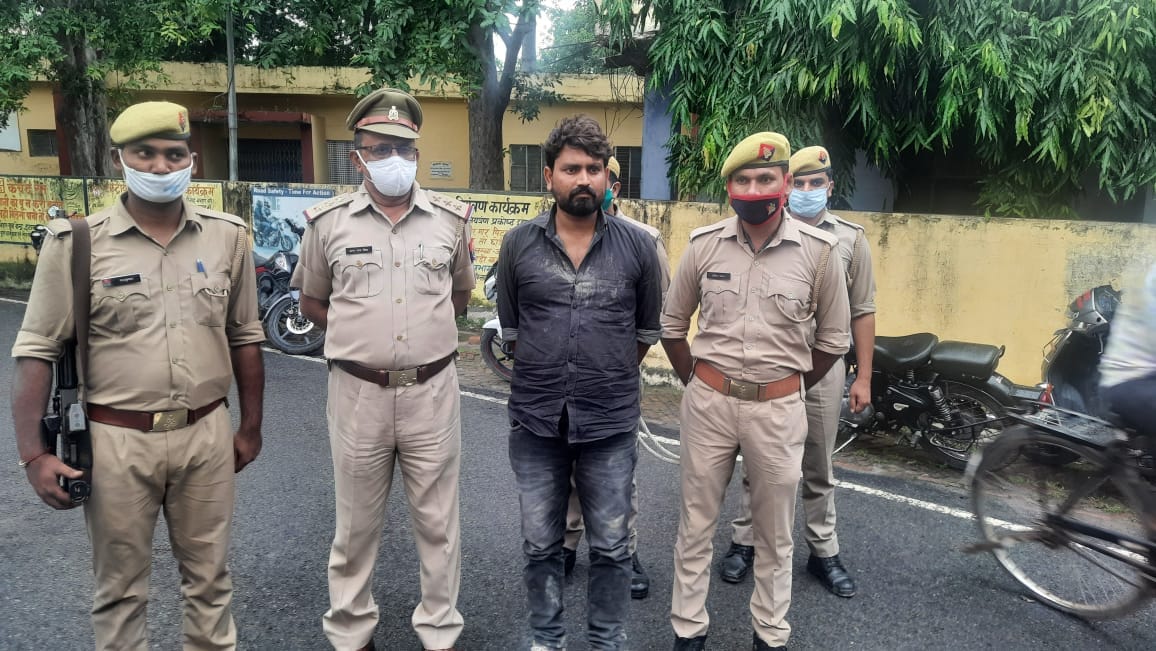 etawah news,Victim caught vicious crook, police looted applause