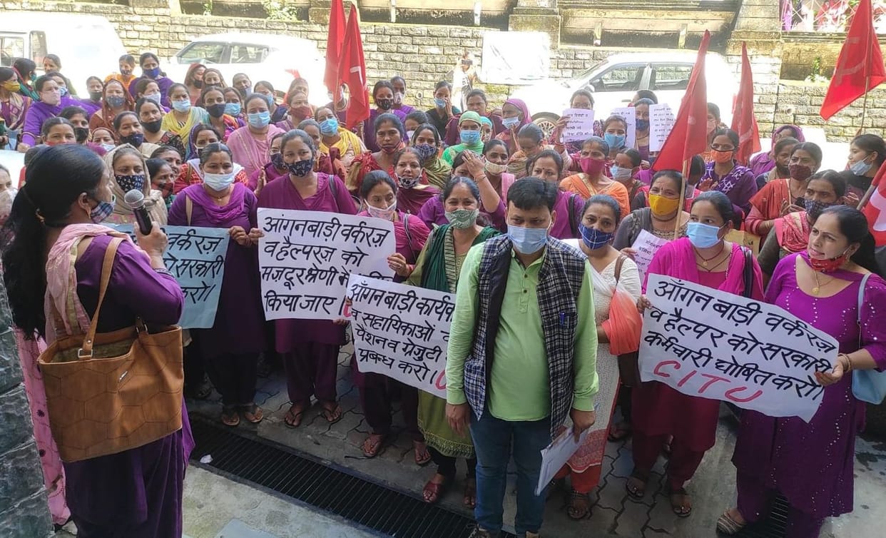Anganwadi worker protest in Jogindernagar for demand
