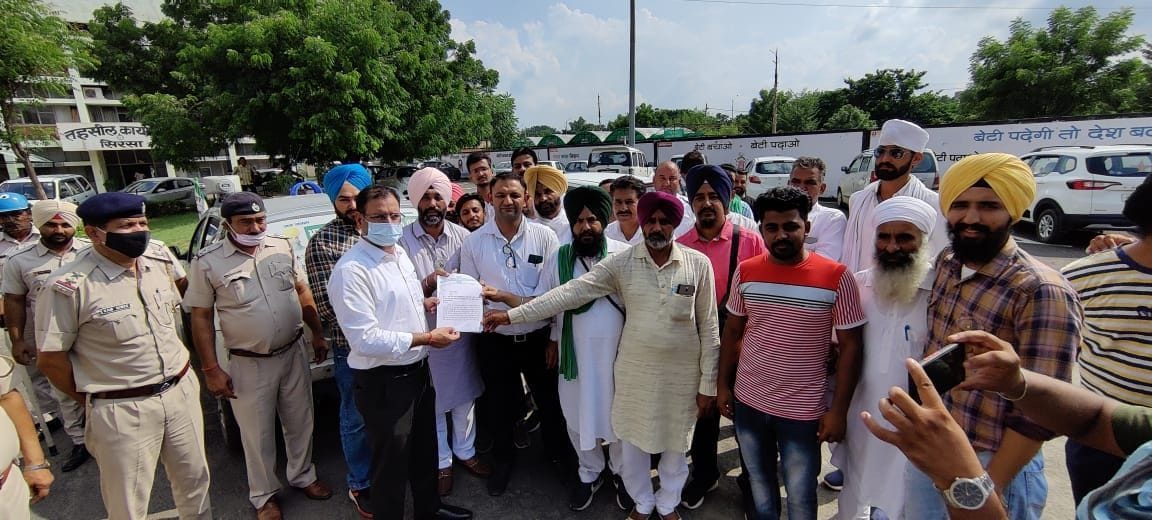 Due to rain and pink bollworm, the soft crop was damaged, farmers of 150 villages staged a sit-in in front of the mini secretariat