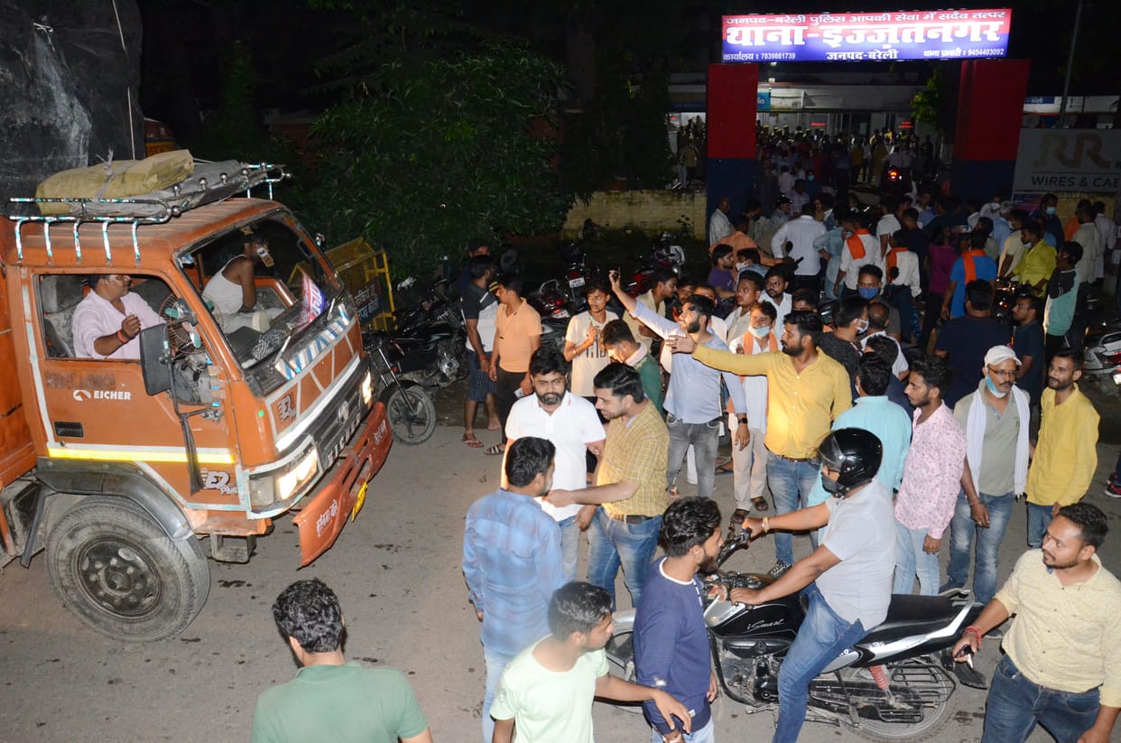 izzatnagar police station covered by sangh and bjp workers