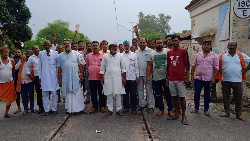Demonstration at Jarauna station regarding AJ passenger train