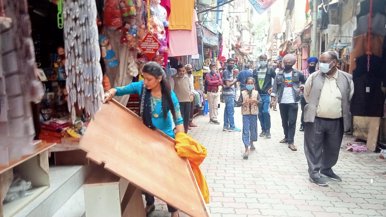 Municipal corporation team removes encroachements from Solan Mallroad and other bazaars
