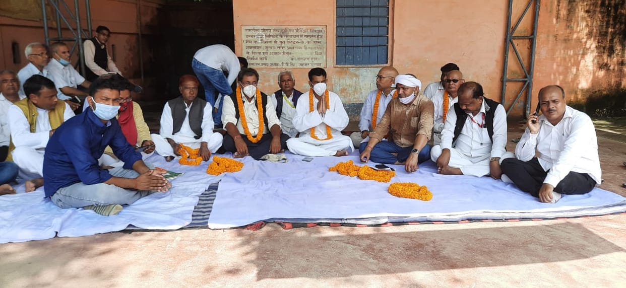 When the police got the tents uprooted, they took out a procession and entered the tehsil