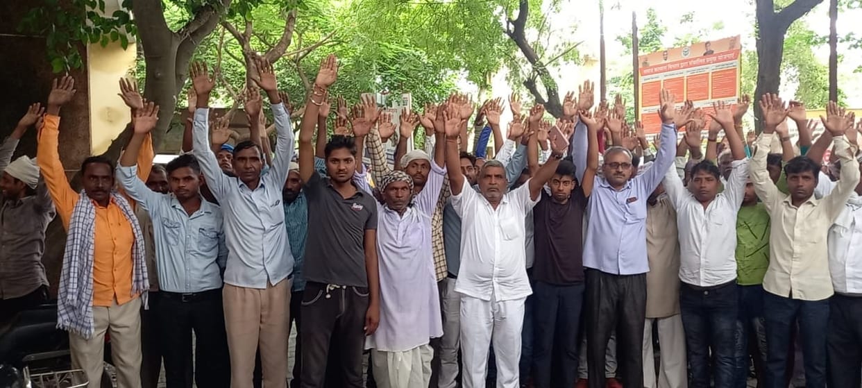 Lekhpal filed a case, angry villagers