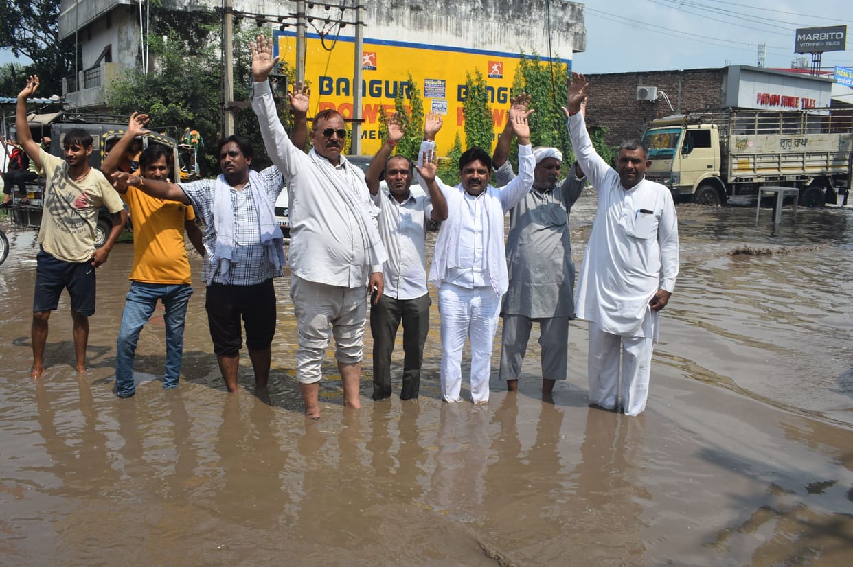 Water in the pits on Sanauli road, people's anger erupted