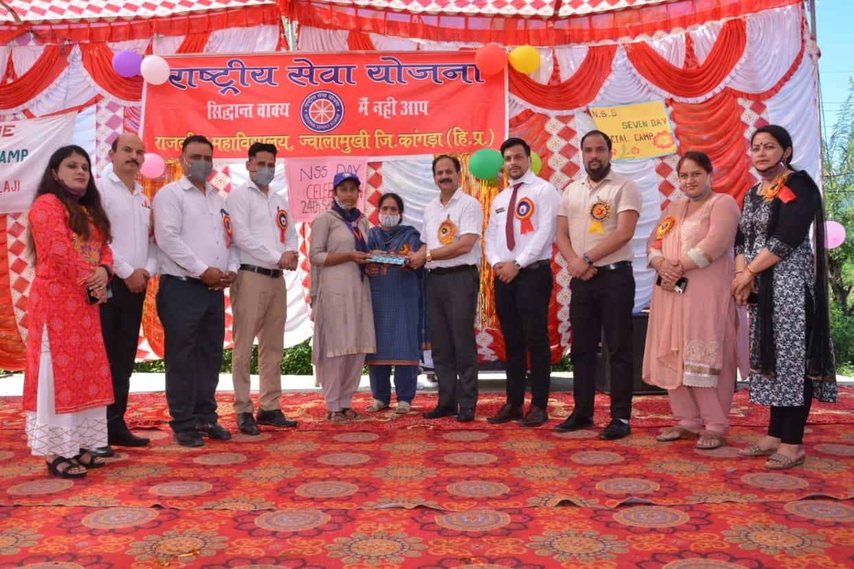 Parukh and Sakshi became the best volunteers of NSS
