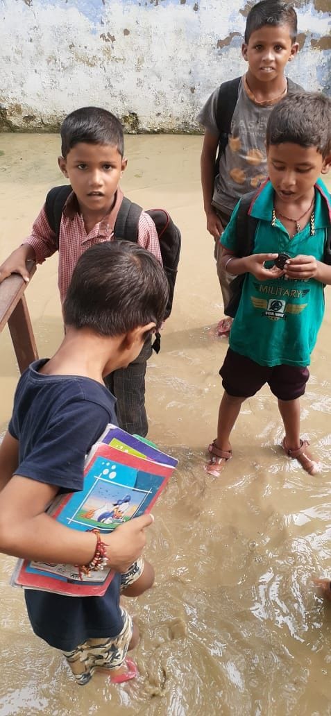 Hathras: Water filled in school, children and teachers upset