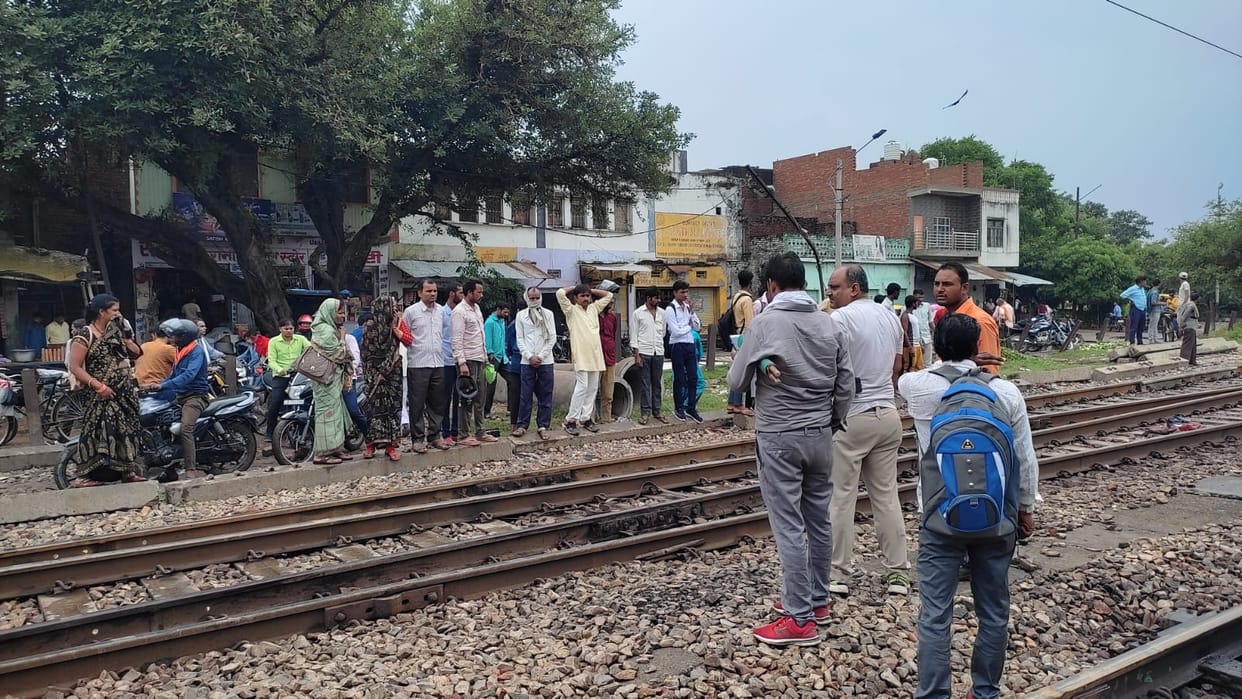 etawah news,Youth dies after being hit by Jansadharan Express