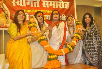 गोरखपुर: महामण्डलेश्वर लक्ष्मी नारायण त्रिपाठी का गोरखपुर में जोरदार स्वागत हुआ।