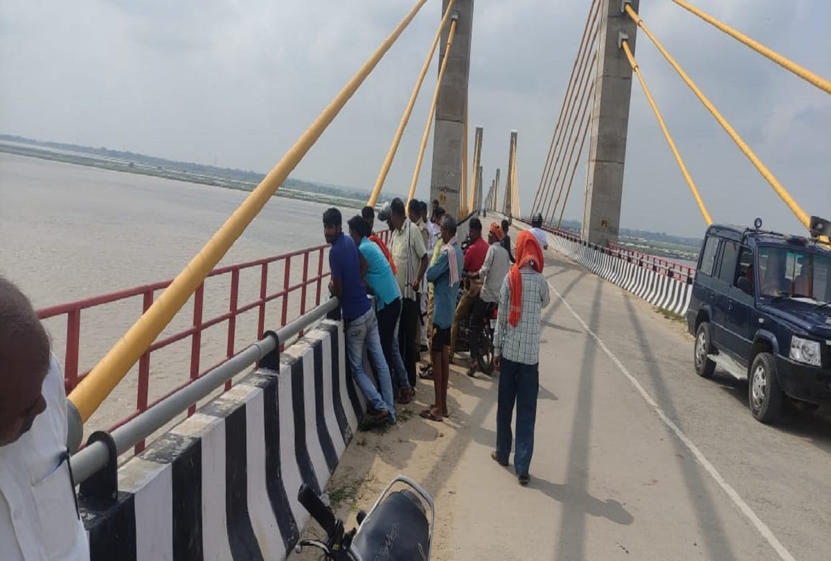 youth jumped in ganga from janeshwar mishra bridge in ballia  who came with bike search continues