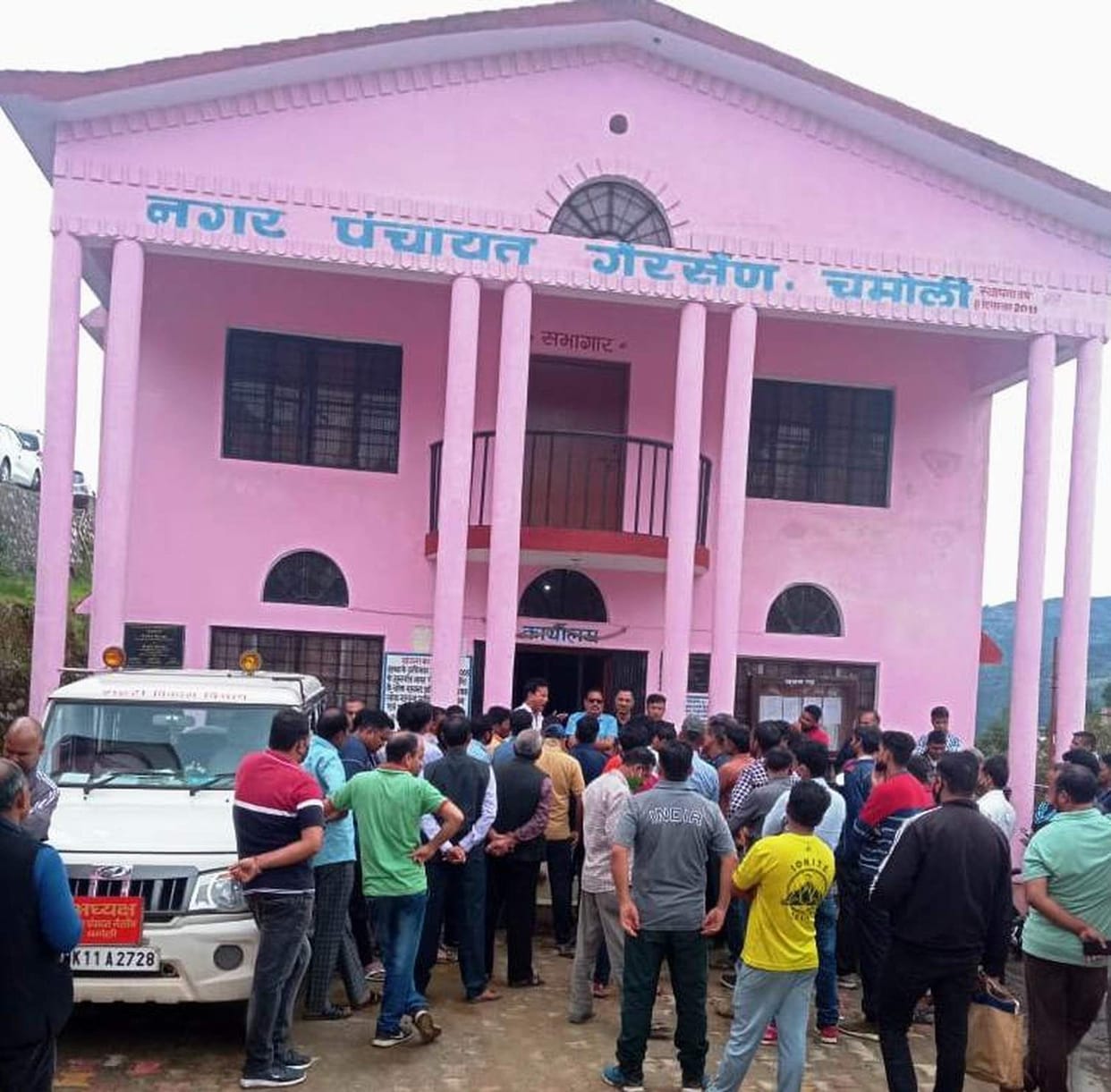 Angry traders surrounded Nagar Panchayat office